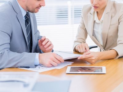 due persone leggono un testamento